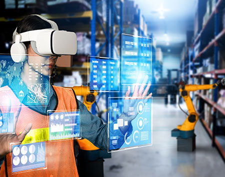 Frau mit virtueller Brille vor Warenregalen managed digital die Logistik.